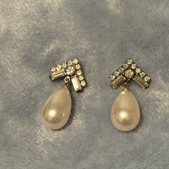 Vintage Faux Pearl drop earrings with Rhinestone’s. - Picture 4 of 16